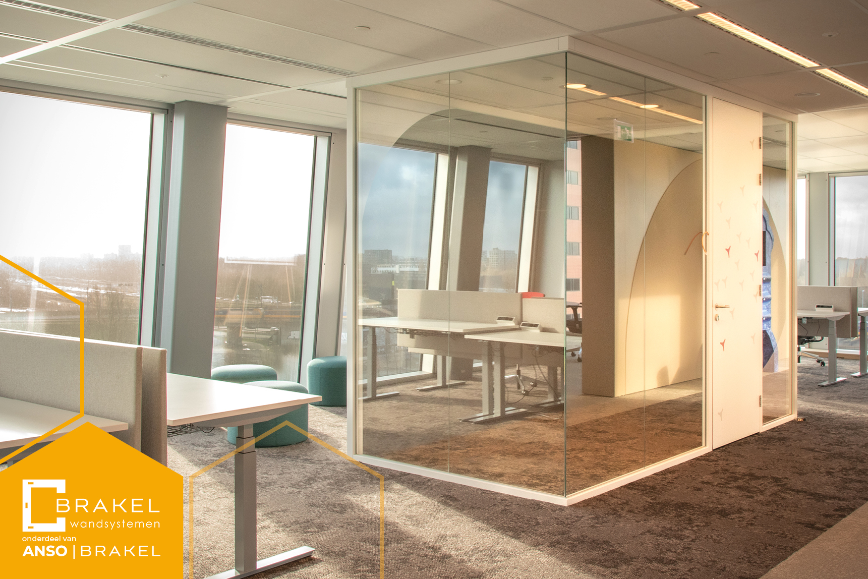 Atradius Amsterdam kantoor opgebouwd uit glaswanden en HPL deur van Brakel Wandsystemen