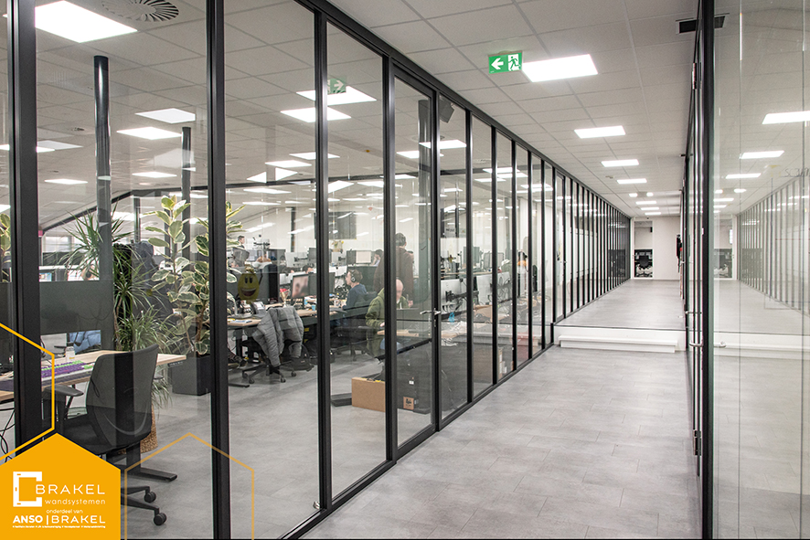 Lange gang in het hoofdkantoor van 123 inkt opgebouwd met glazen wandpanelen tussen slanke profielen van Brakel Wandsystemen