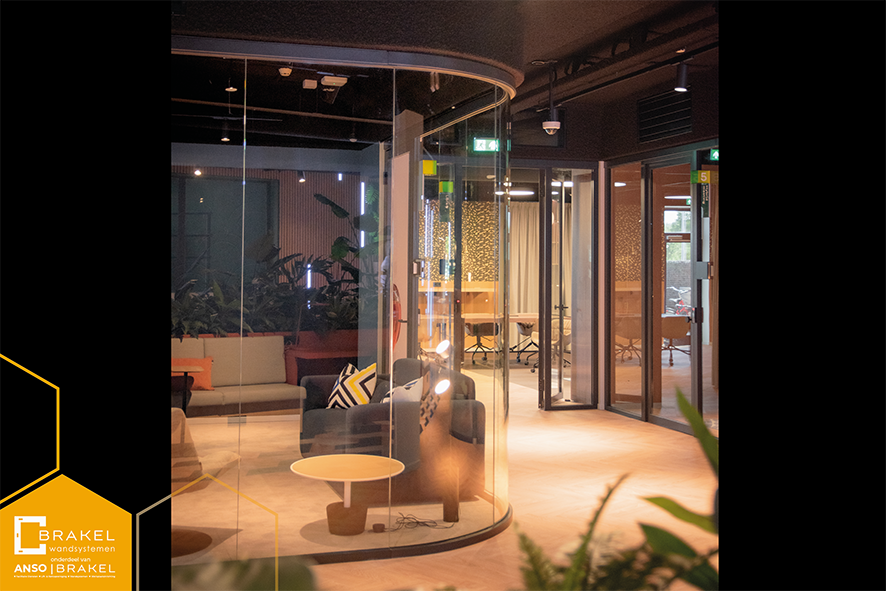 Motionbuilding Amsterdam studio met gebogen glazen wandpanelen uit het Brakel Wandsysteem