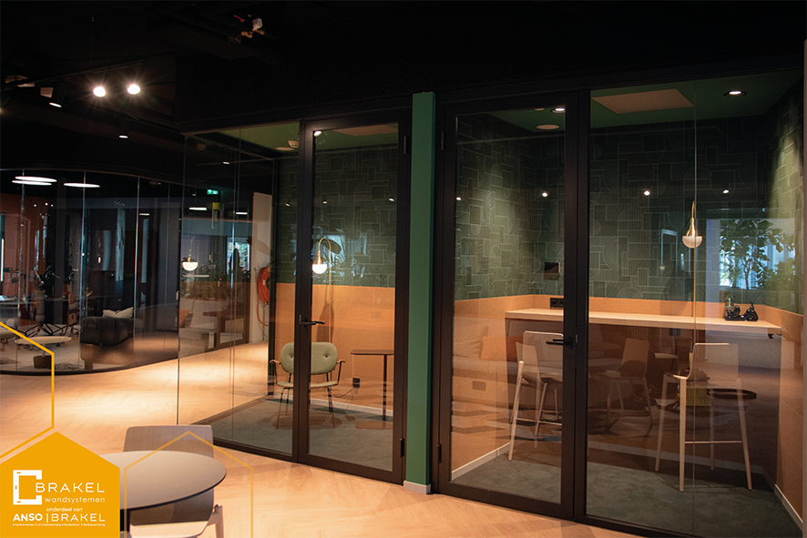 Kantoren met slanke zwarte profielen en gebogen glaswanden van Brakel Wandsystemen modern officespaces