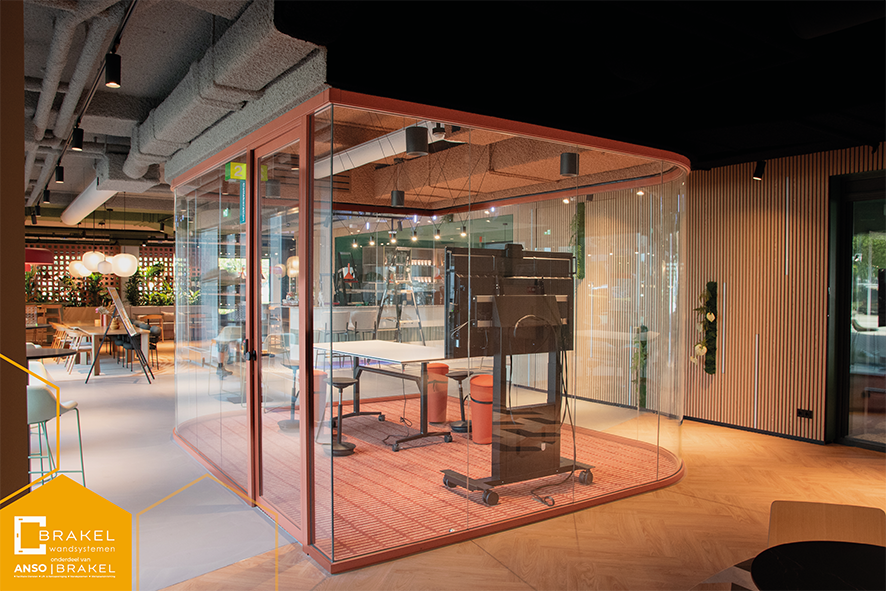 Losstaand kantoor opgebouwd uit glazen panelen uit het Brakel Wandsysteem met ronde hoeken en gebogen glas.